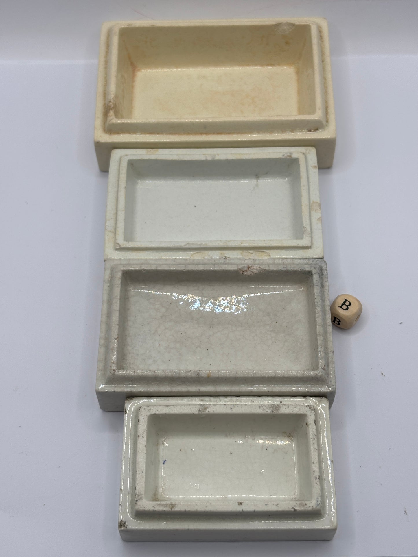 4 old rectangular bases, stackers (B) damages