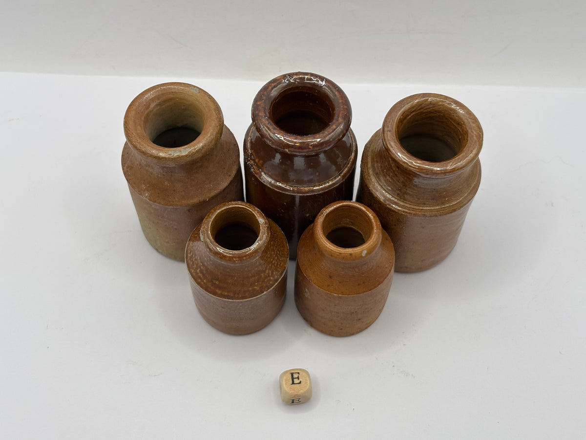 5 small brown stoneware pots (E)