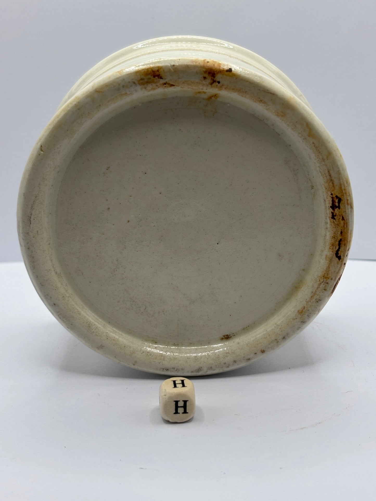 Old plain pot lid and base (H)