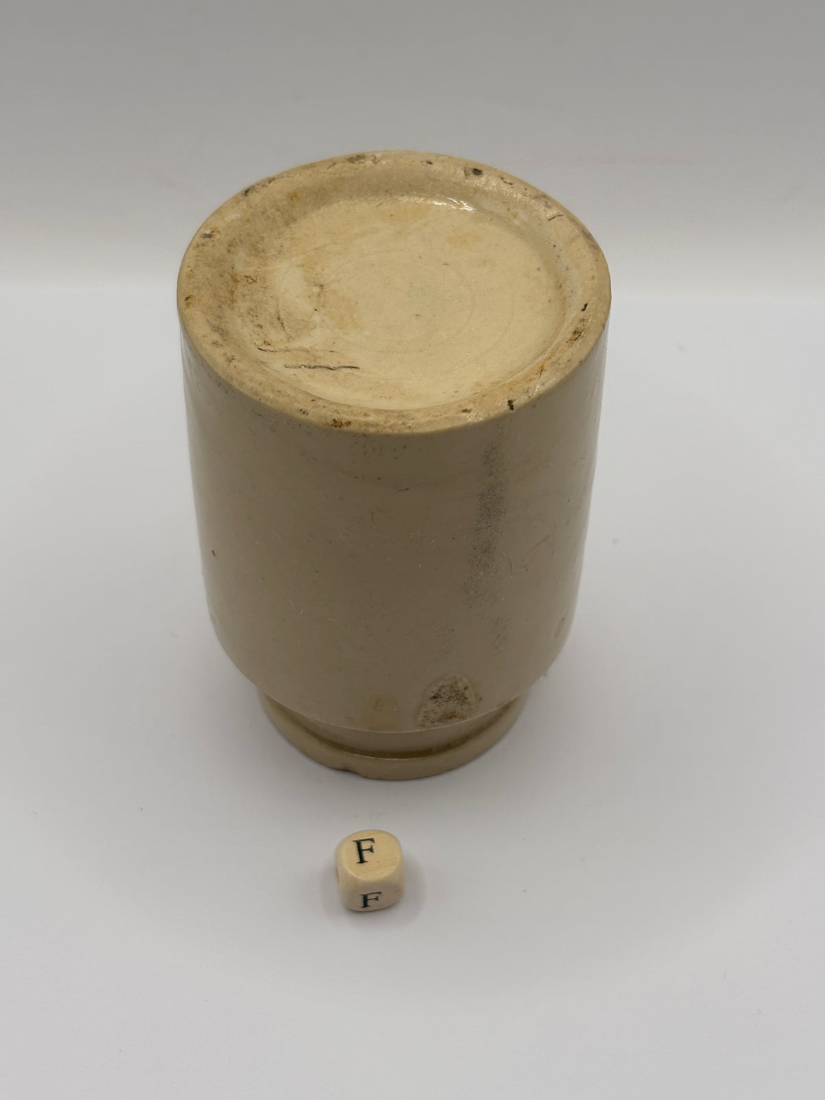 Old stoneware mustard pot, chipped (f)