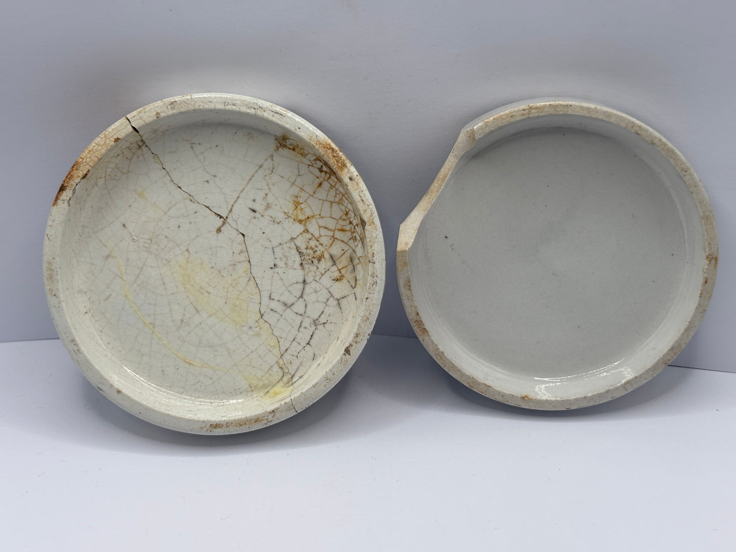 2 Old advertising lids, Damaged