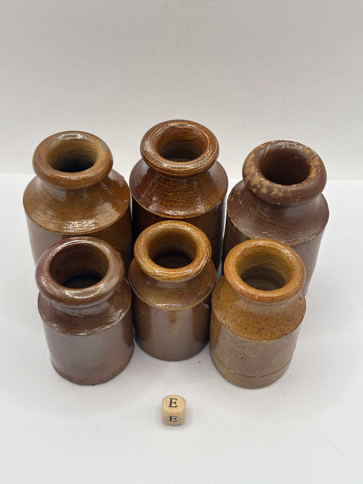 6 small brown stoneware pots (E)