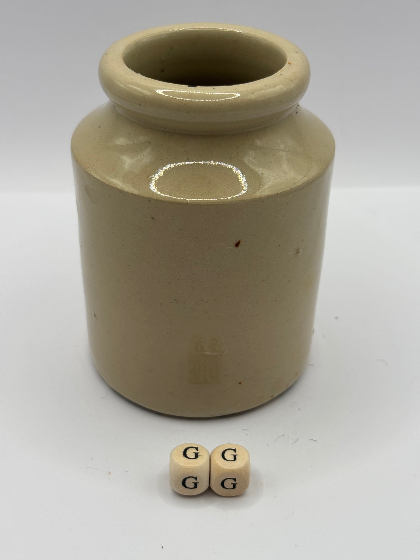 Old stoneware jar (GG)