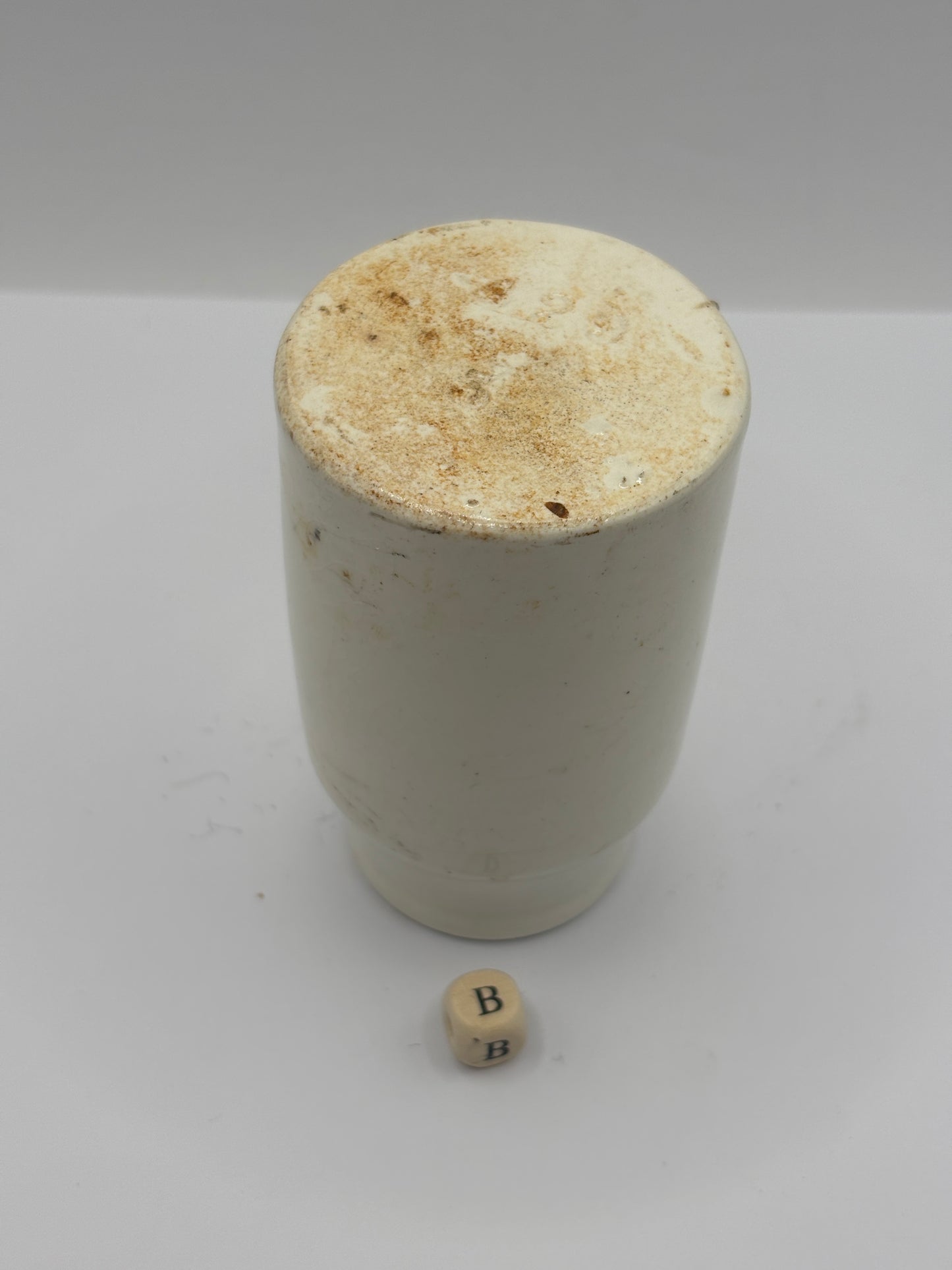 Old white stoneware jar, creamer, churn (B)