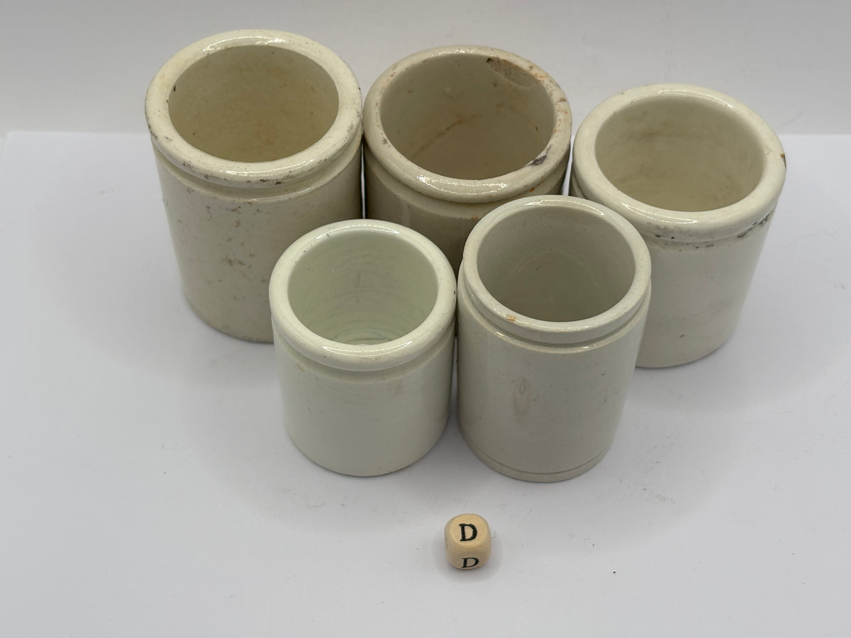 5 small stoneware pots (D)