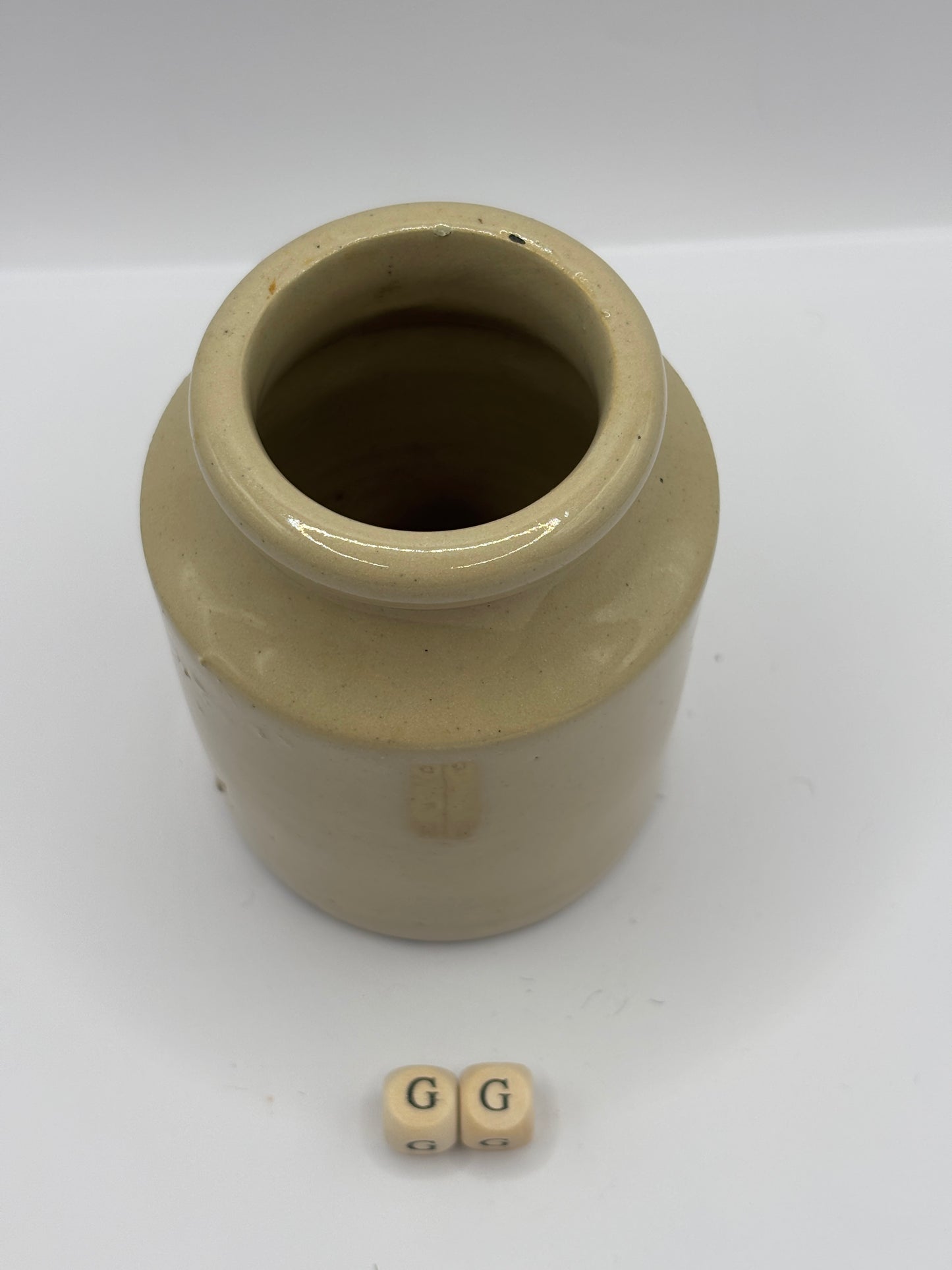 Old stoneware jar (GG)
