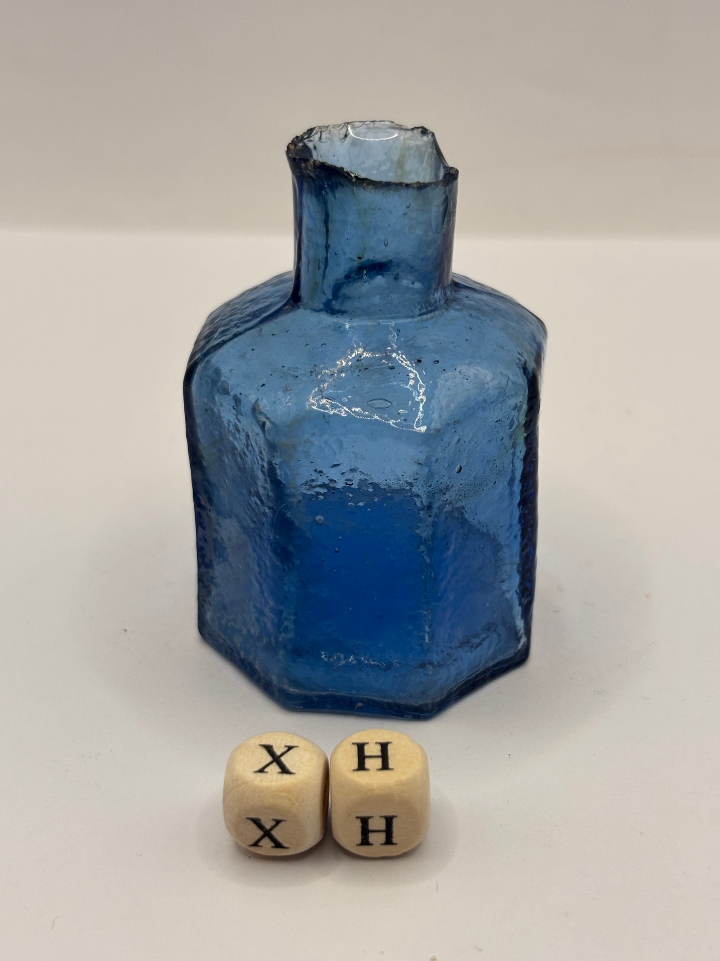Old blue glass ink bottle, inkwell, penny ink (XH)