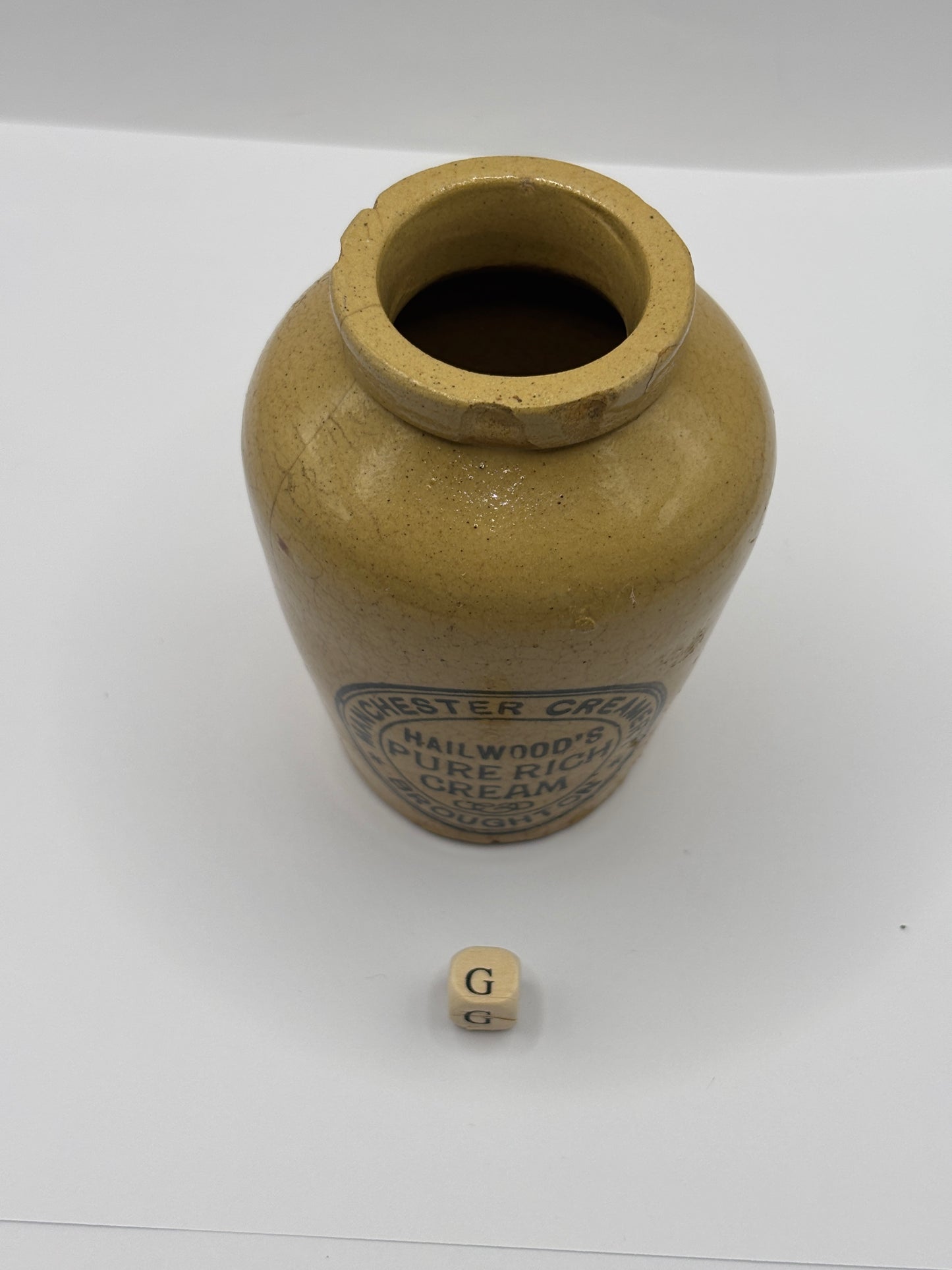 Old Manchester advertising cream pot, Hailwoods rich cream. Chipped (G)