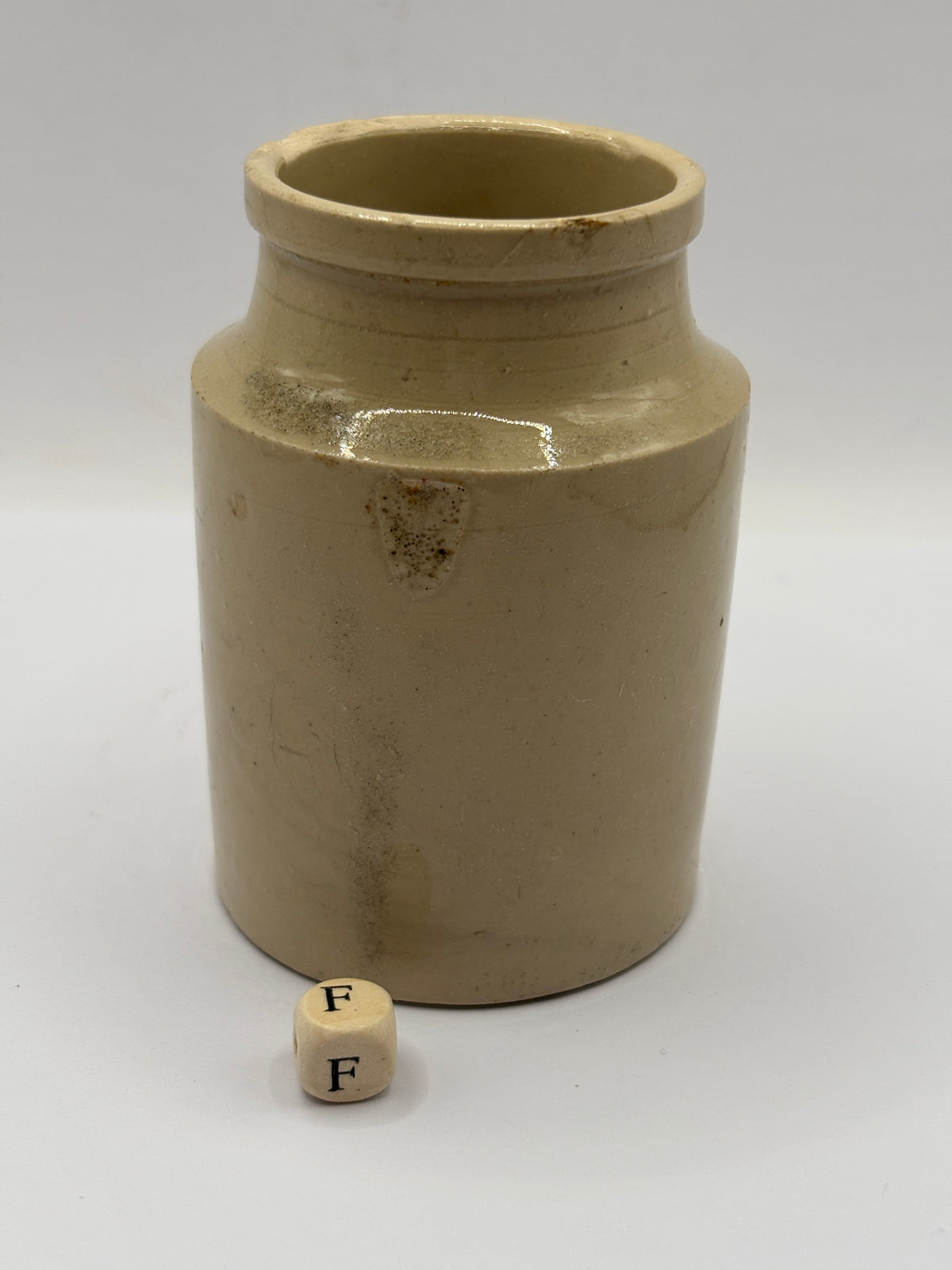 Old stoneware mustard pot, chipped (f)