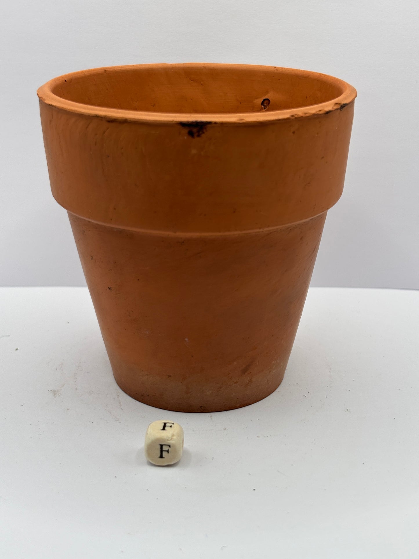 Old terracotta plant pot (F)
