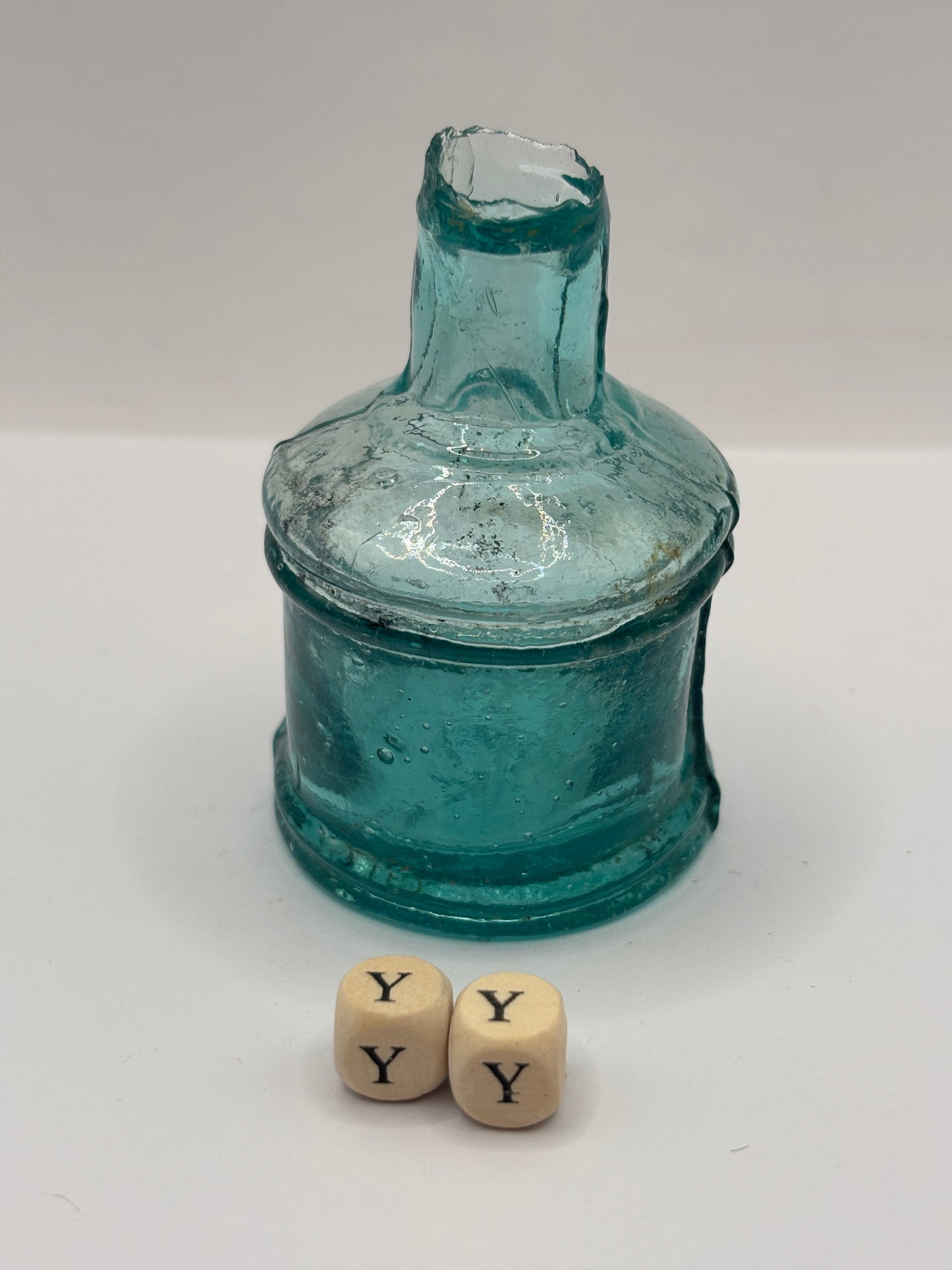 Old dark aqua glass inkwell (YY)