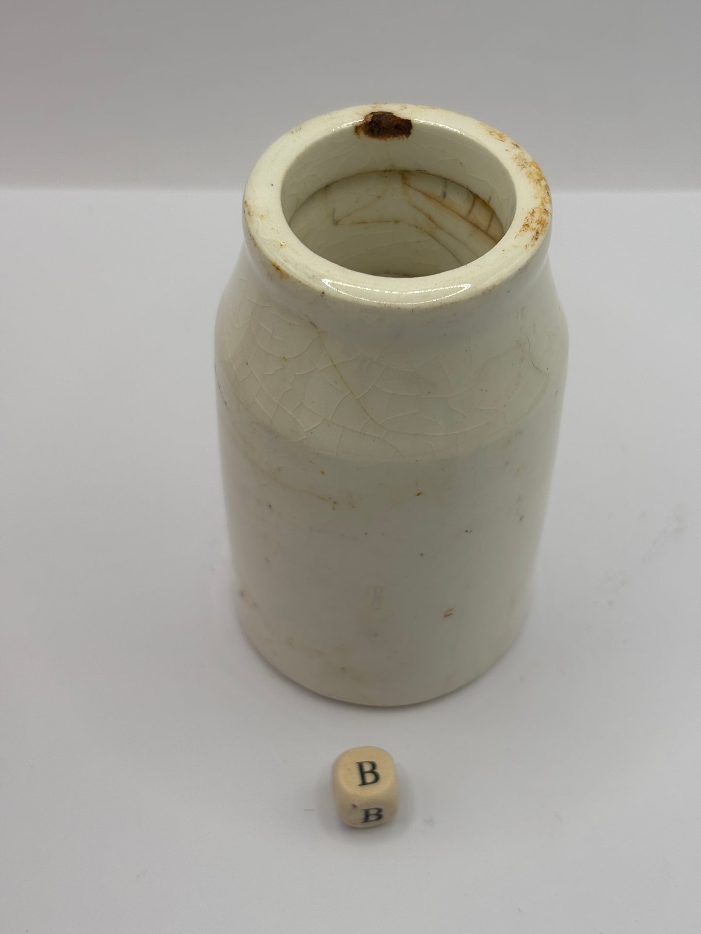 Old white stoneware jar, creamer, churn (B)