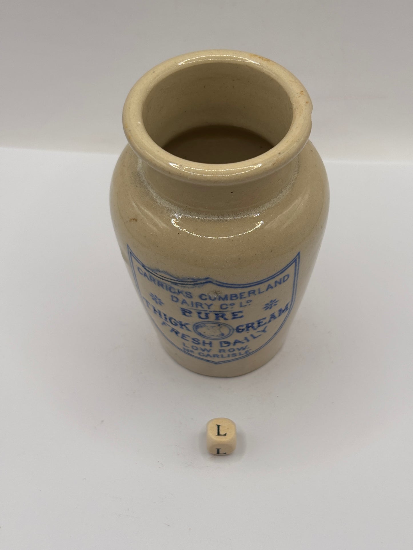 Old advertising cream pot, Carricks Cumberland dairy. Pure thick cream. Small chip (L)