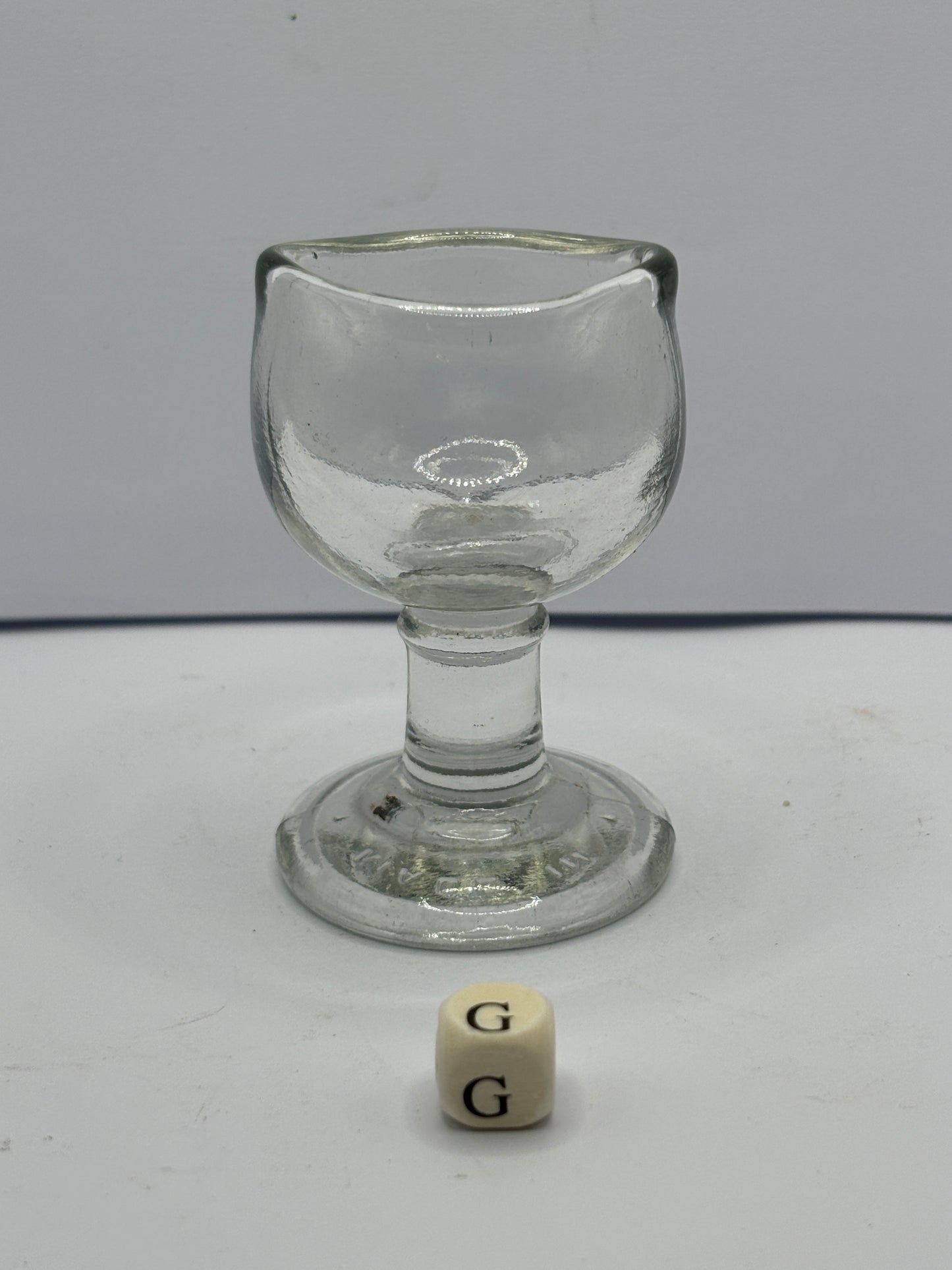 Clear glass eye bath (G)