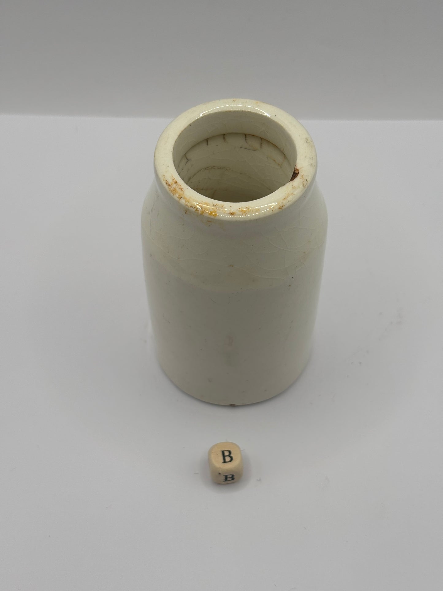 Old white stoneware jar, creamer, churn (B)