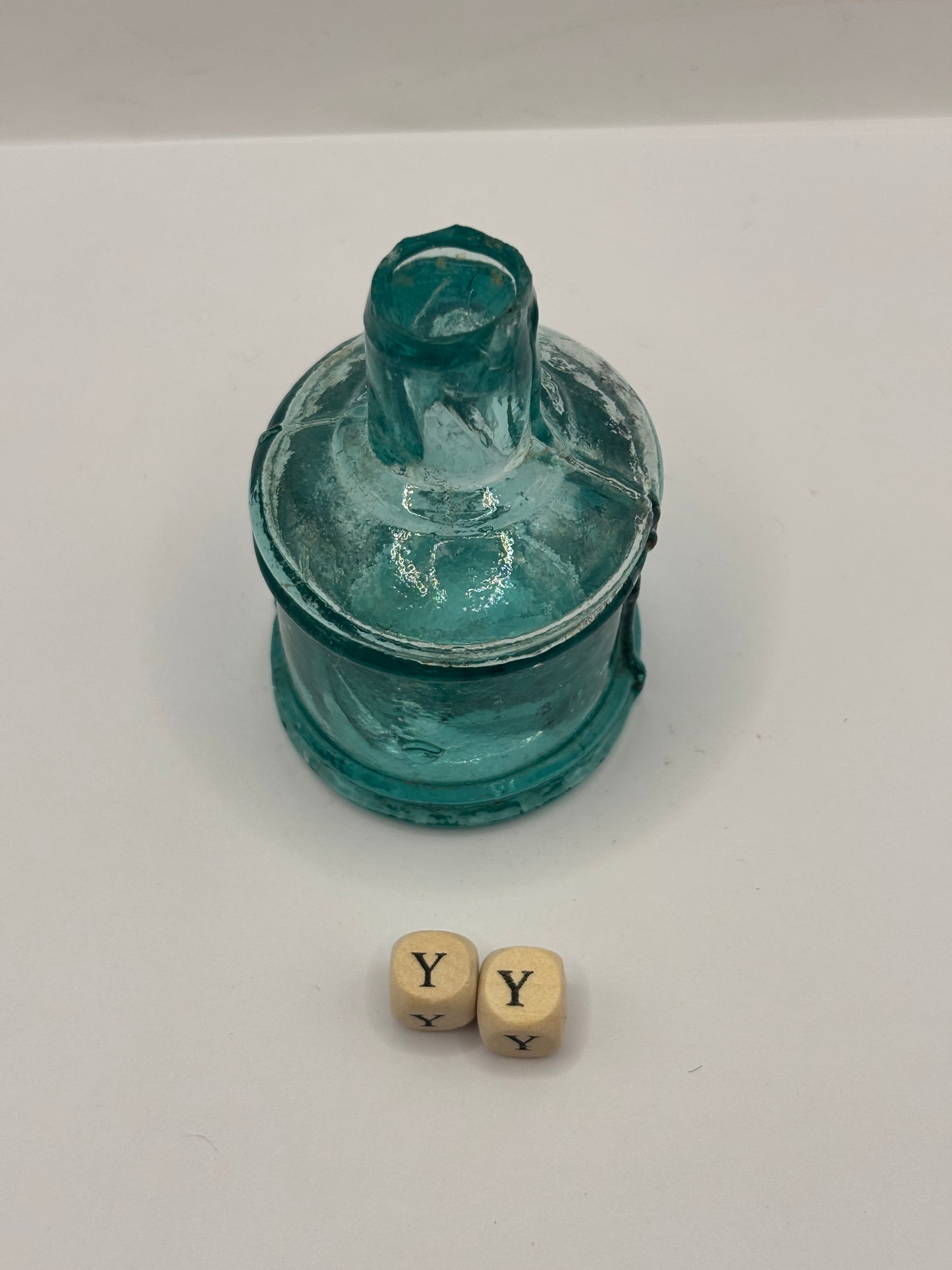 Old dark aqua glass inkwell (YY)