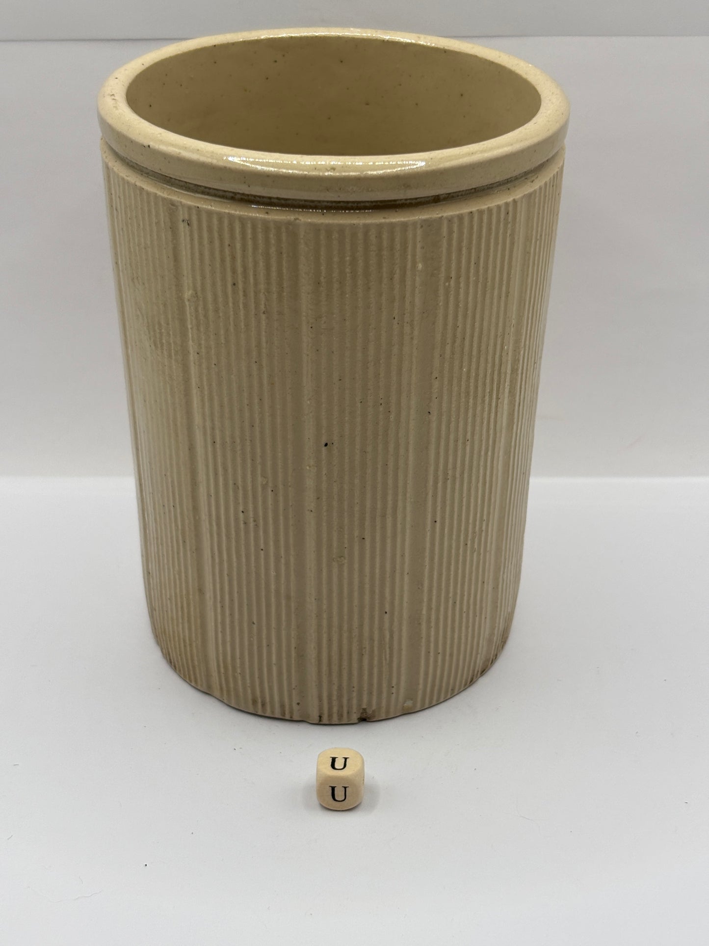 Old 2lb ribbed stoneware jam pot (U)
