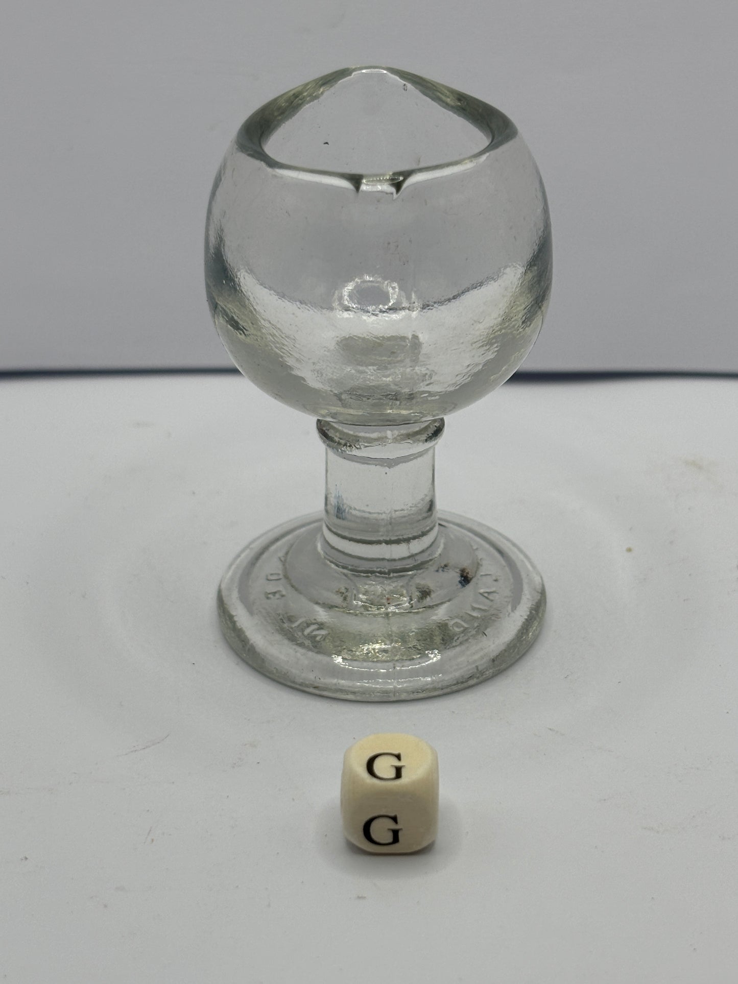 Clear glass eye bath (G)