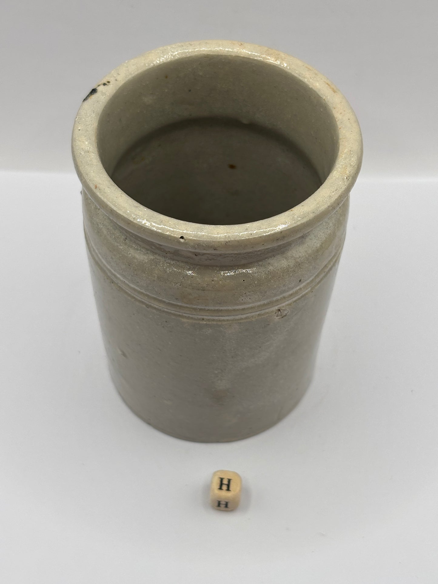 Old 1lb rolled top stoneware jam pot (H)