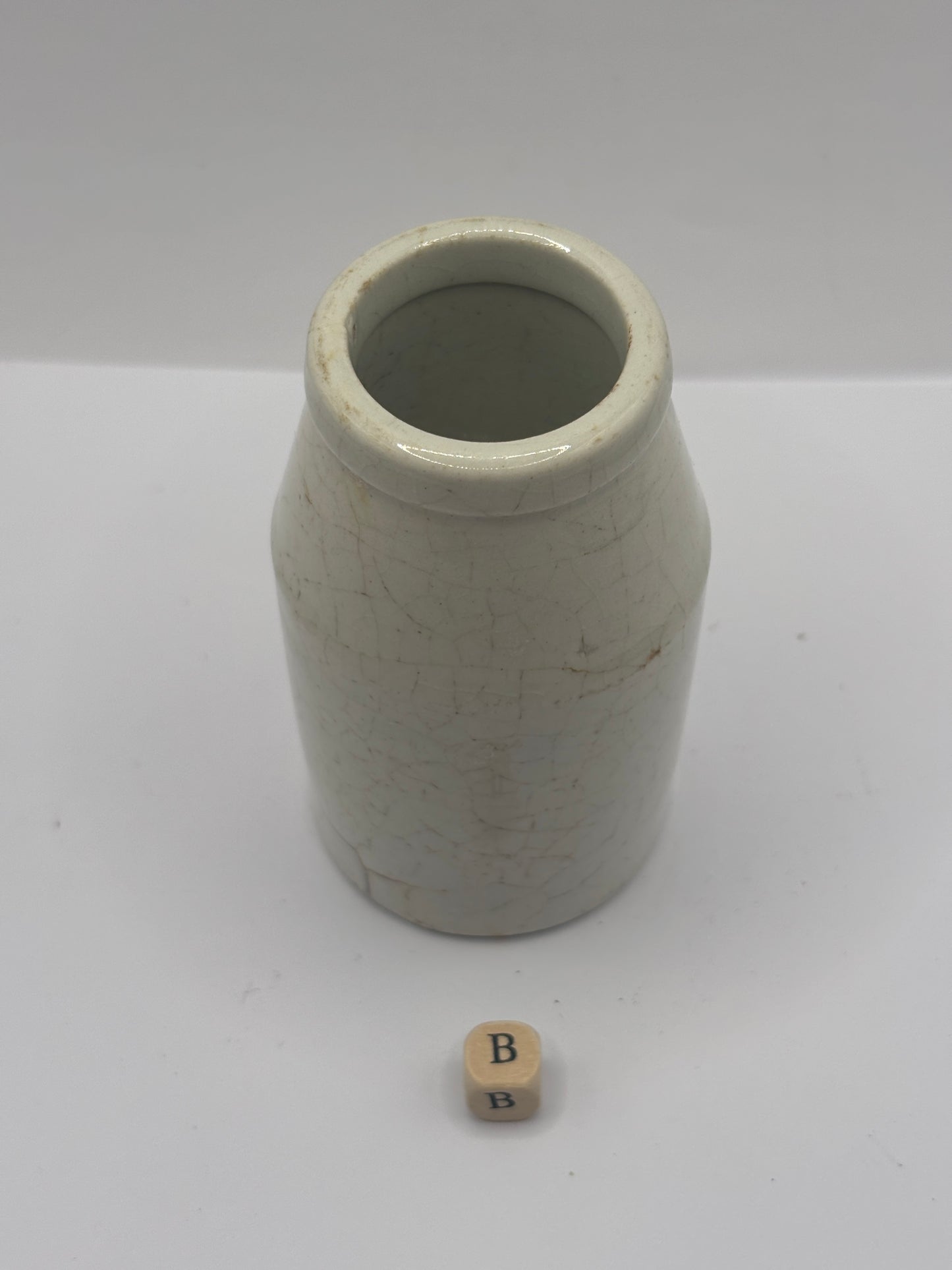 Old white stoneware jar, creamer, churn (B)