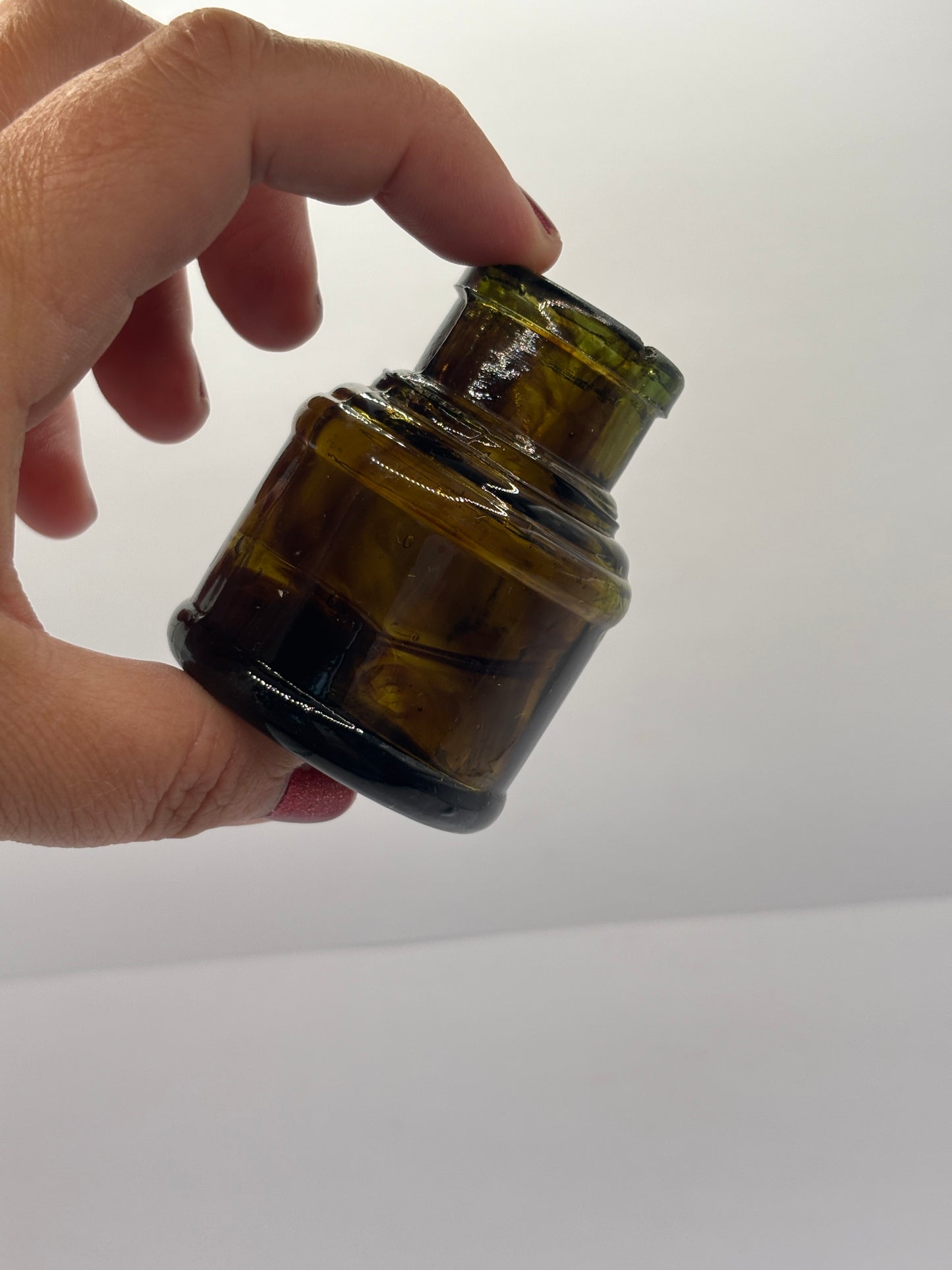 Old dark amber inkwell, ink bottle. Swirly (ee)