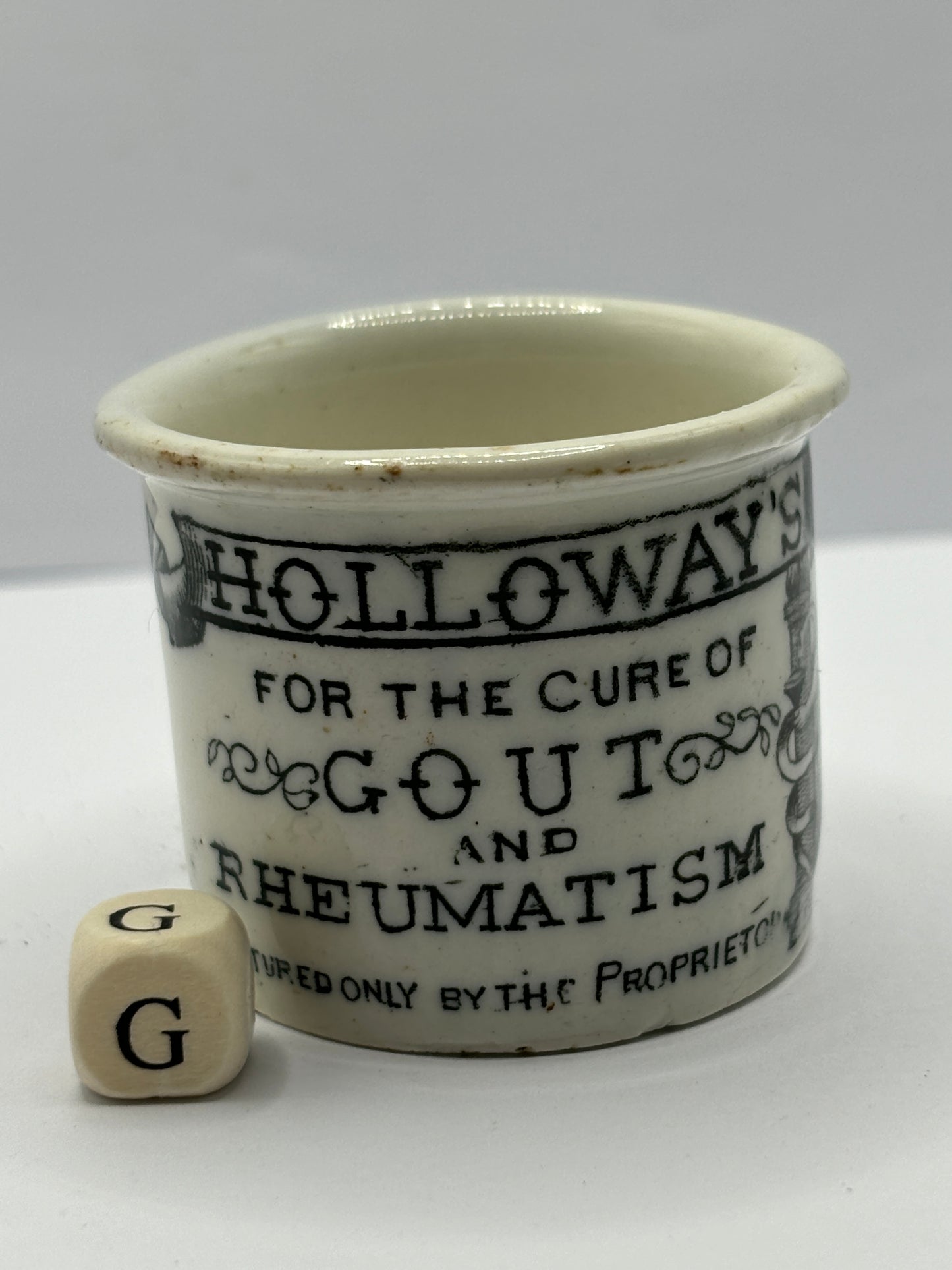 Small Holloway’s advertising ointment pot (G)