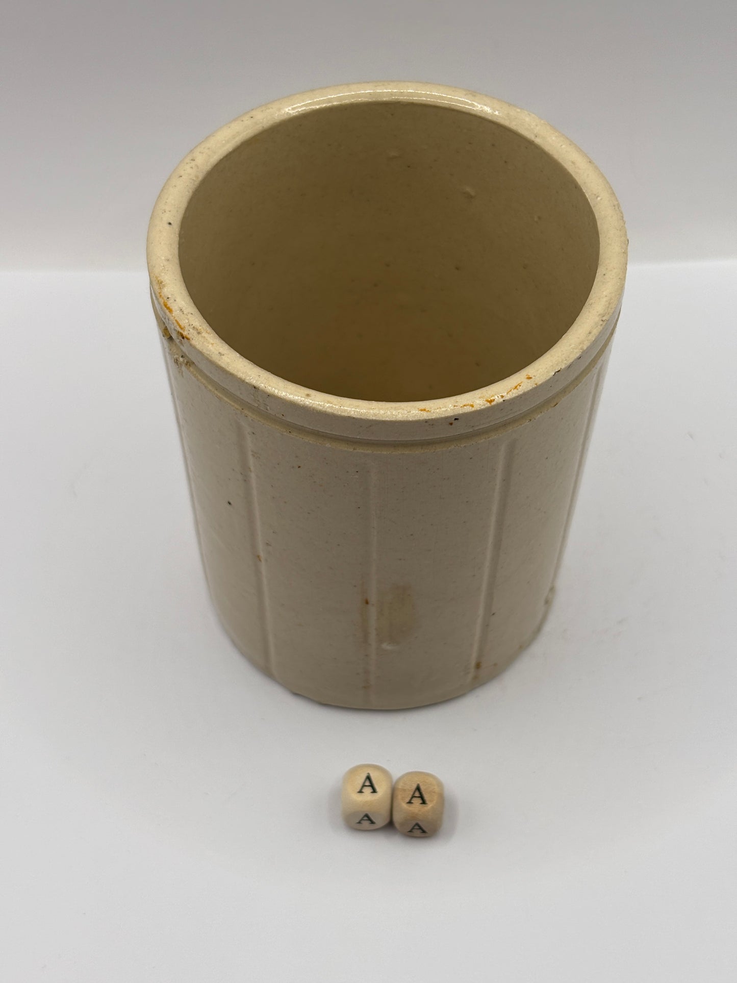 Old 1lb ribbed Hartleys stoneware jam pot (aa)