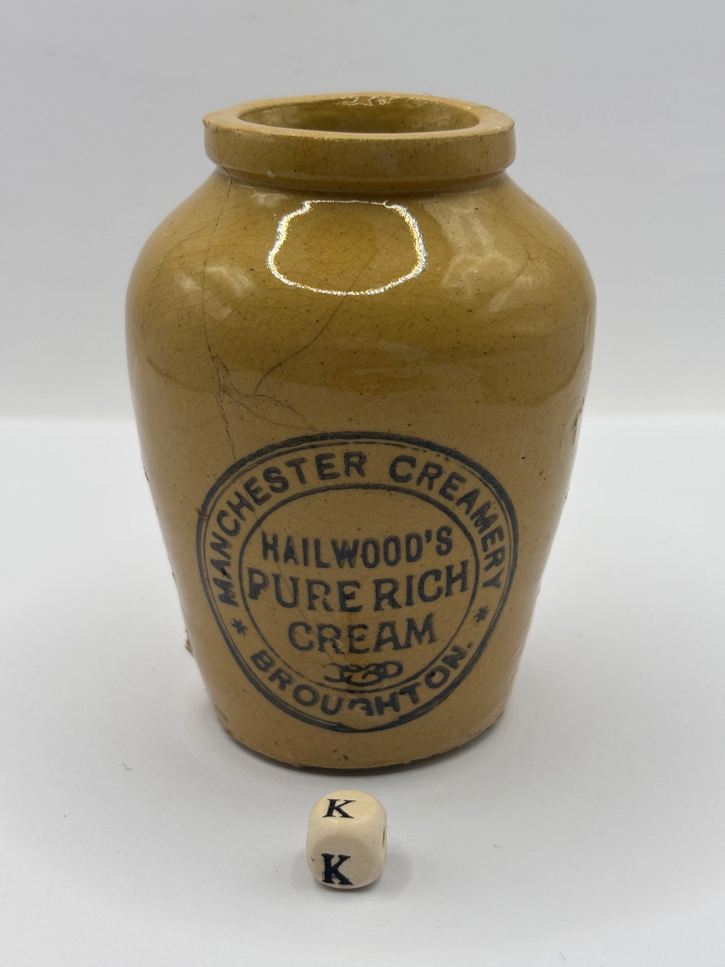 Old Manchester advertising cream pot, Hailwoods rich cream. Damaged (k)