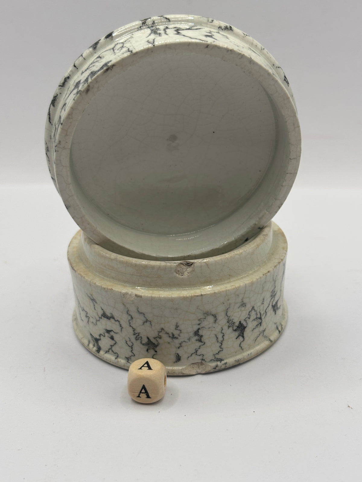 Old advertising lid and base, Oriental tooth paste Jewsbury & Brown (a)