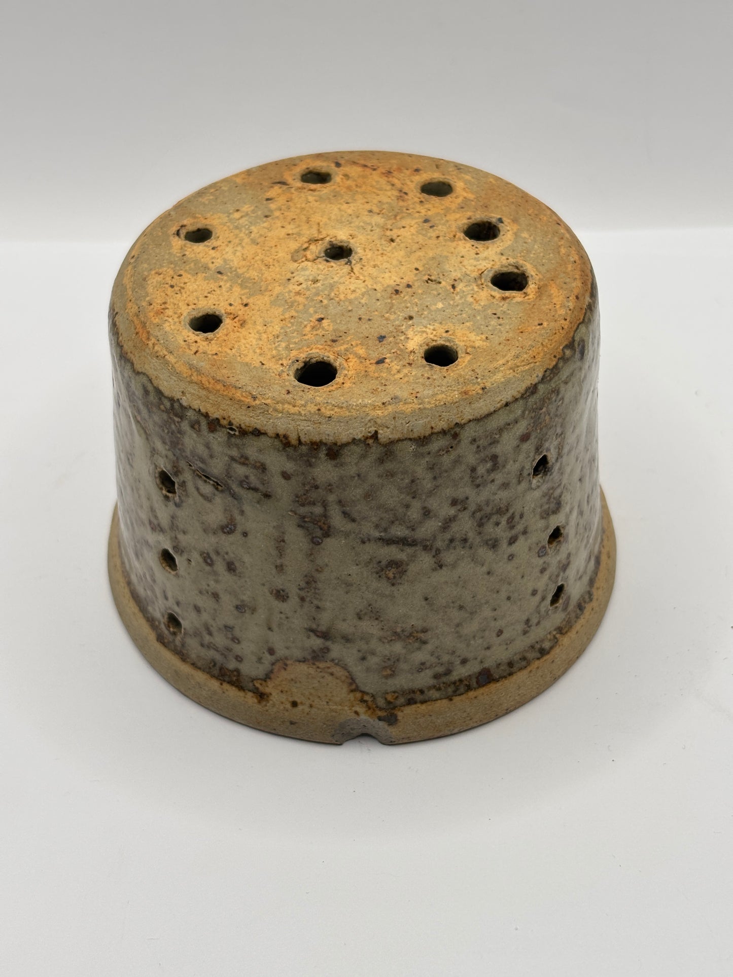 Old french stoneware cheese strainer. Small (chips)