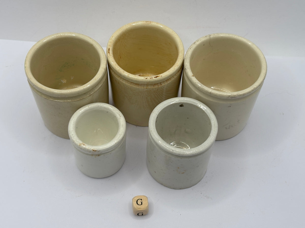 5 small stoneware pots (G)