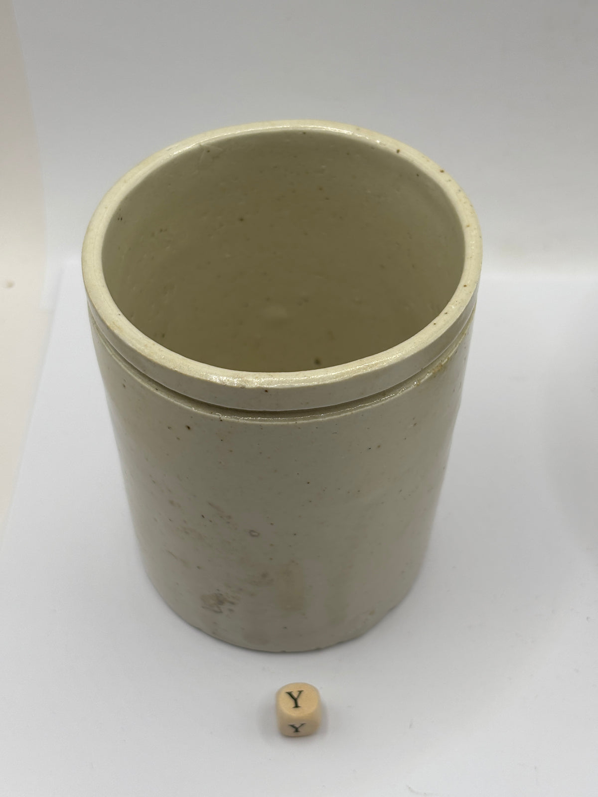 Old plain smooth stoneware jam pot (Y)