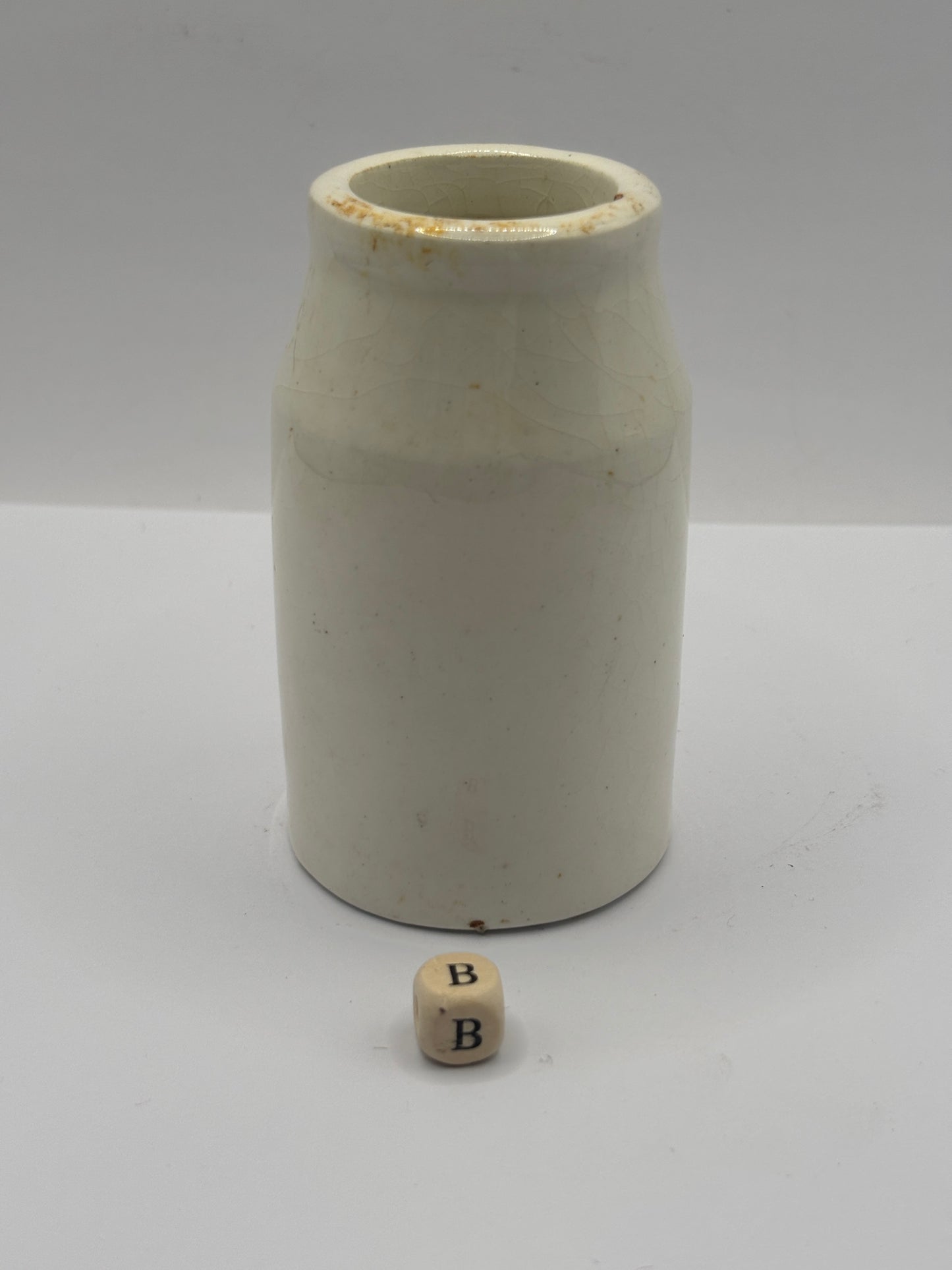 Old white stoneware jar, creamer, churn (B)