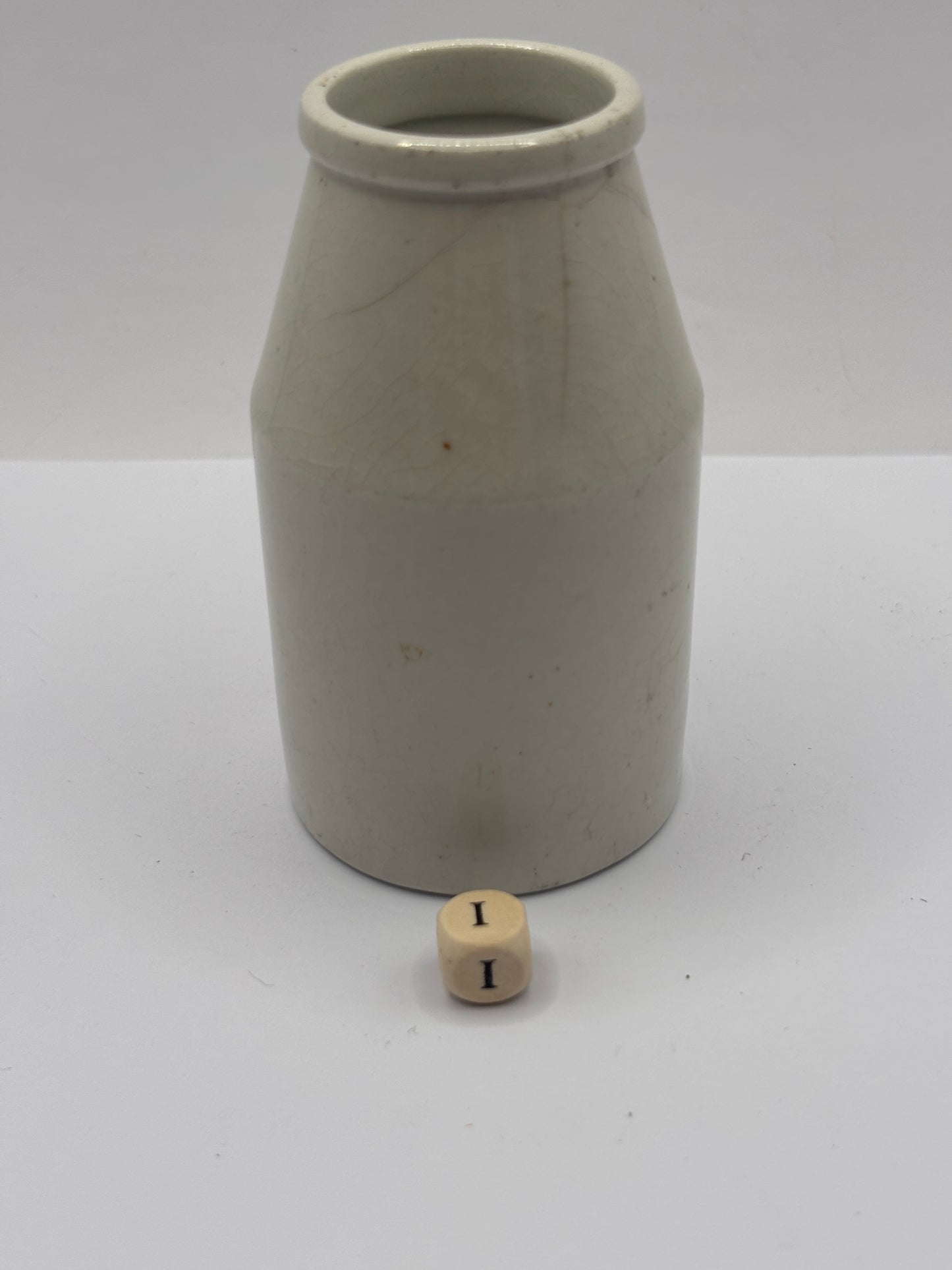 Old white stoneware jar, creamer, churn (i)