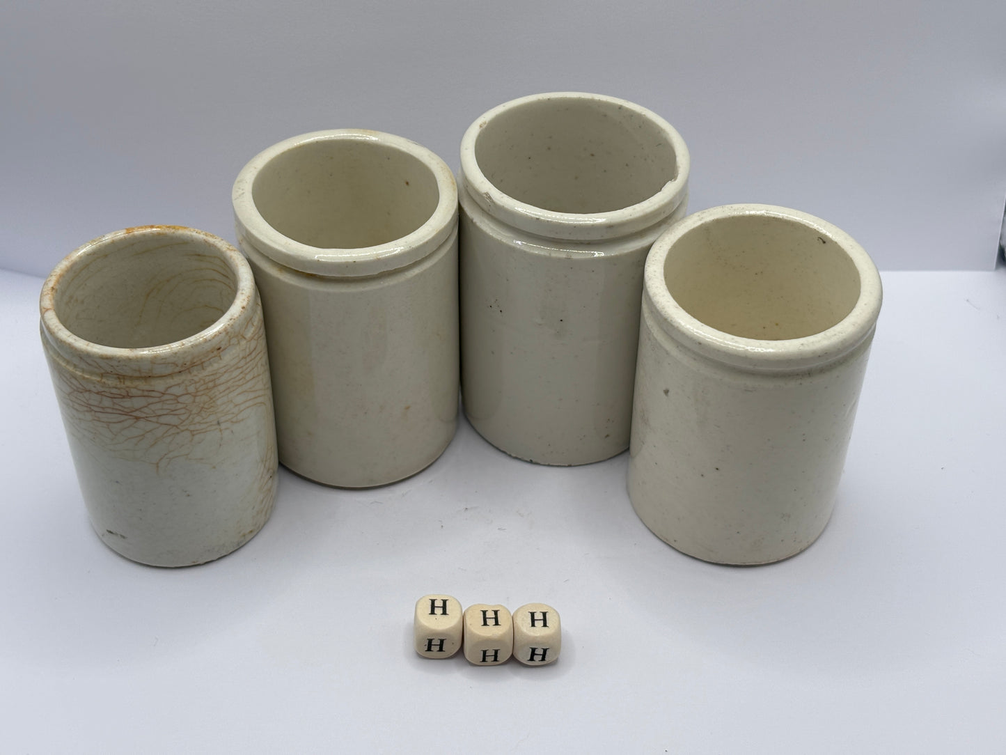 4 small stoneware pots (HHH)