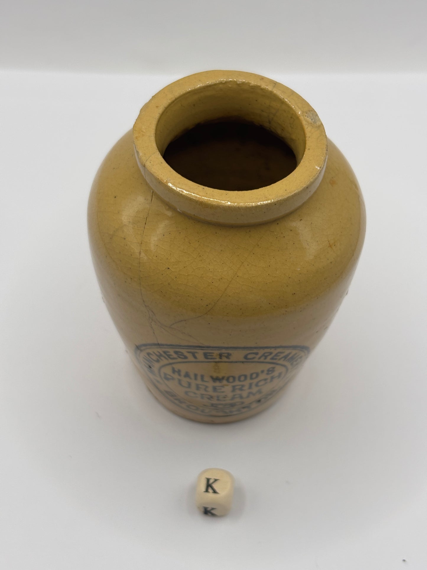 Old Manchester advertising cream pot, Hailwoods rich cream. Damaged (k)