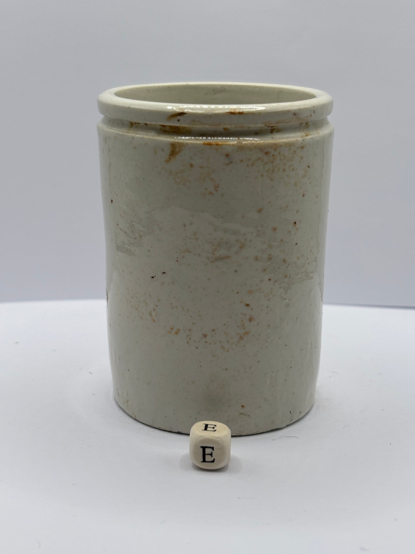 Old stoneware pot (e)