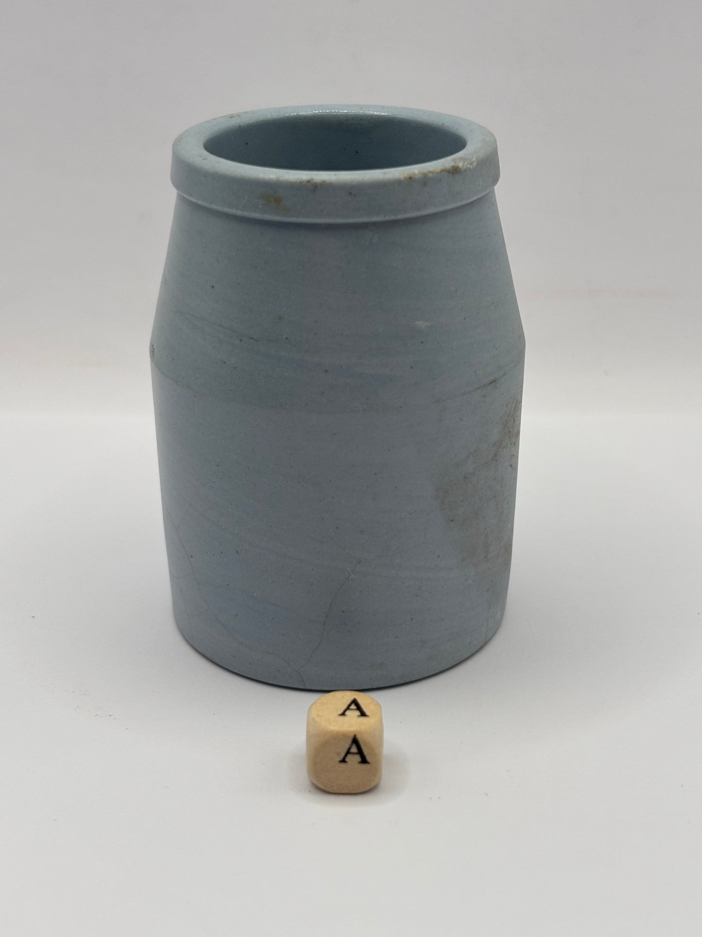 Old blue stoneware churn, cream churn (a)