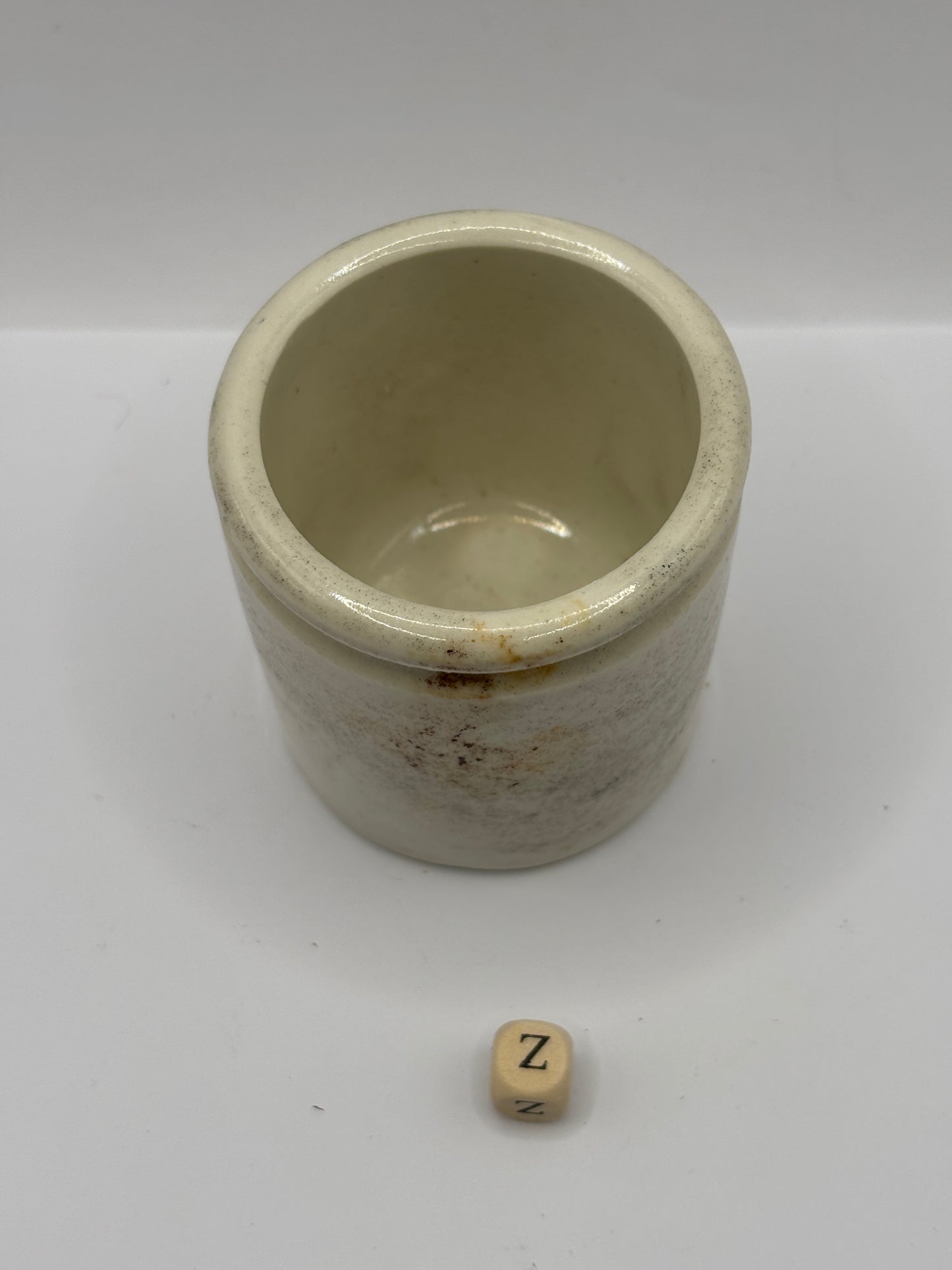Old chunky stoneware pot (z)