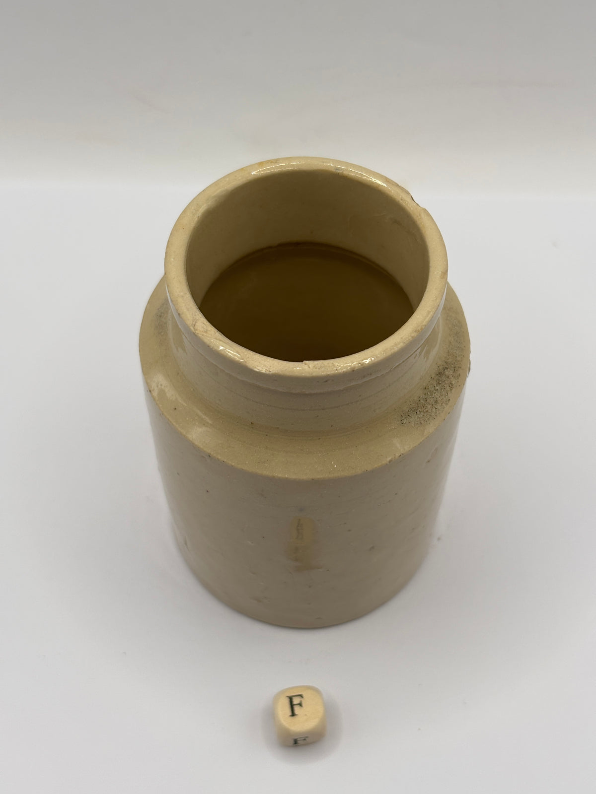 Old stoneware mustard pot, chipped (f)