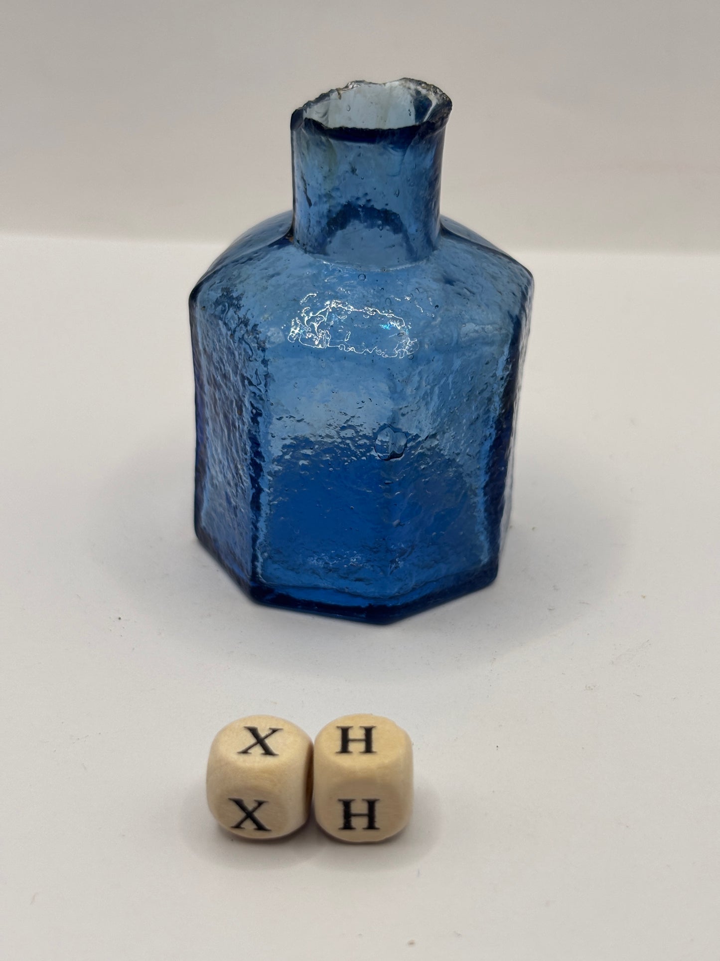 Old blue glass ink bottle, inkwell, penny ink (XH)