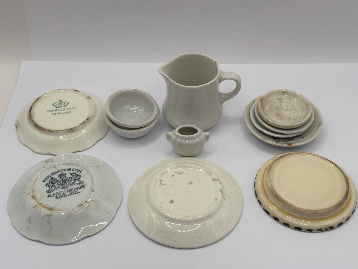 12 old dolls house bits and pieces, damages