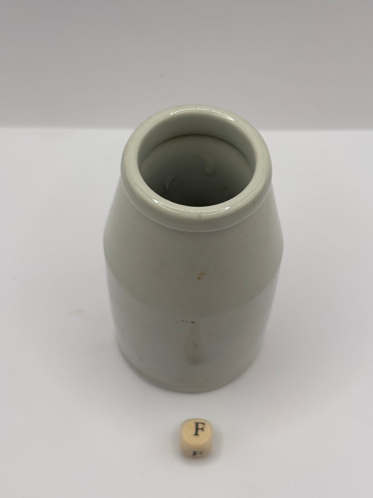 Old white stoneware jar, creamer, churn (F)