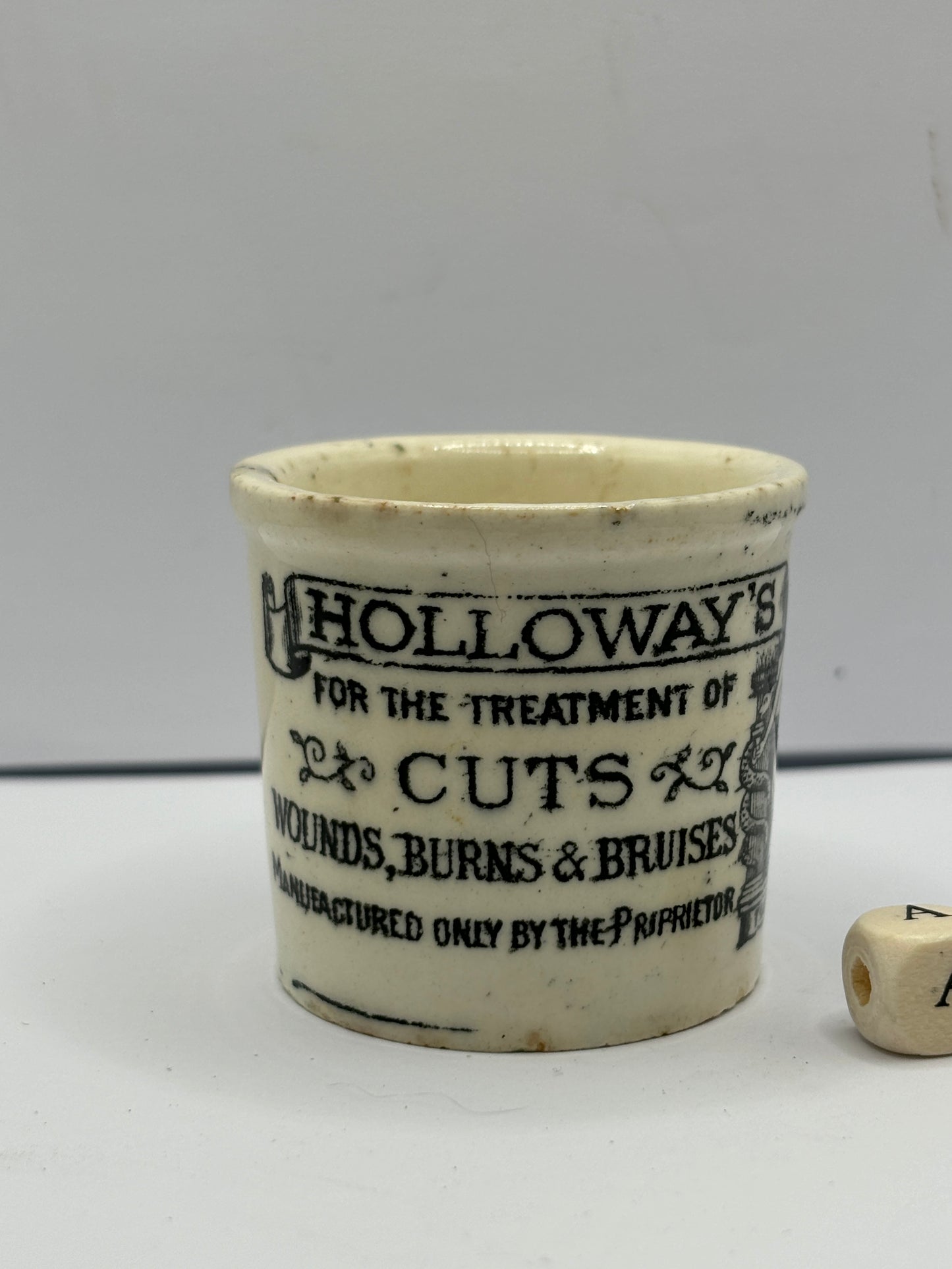 Large size Holloway’s advertising ointment pot (A)