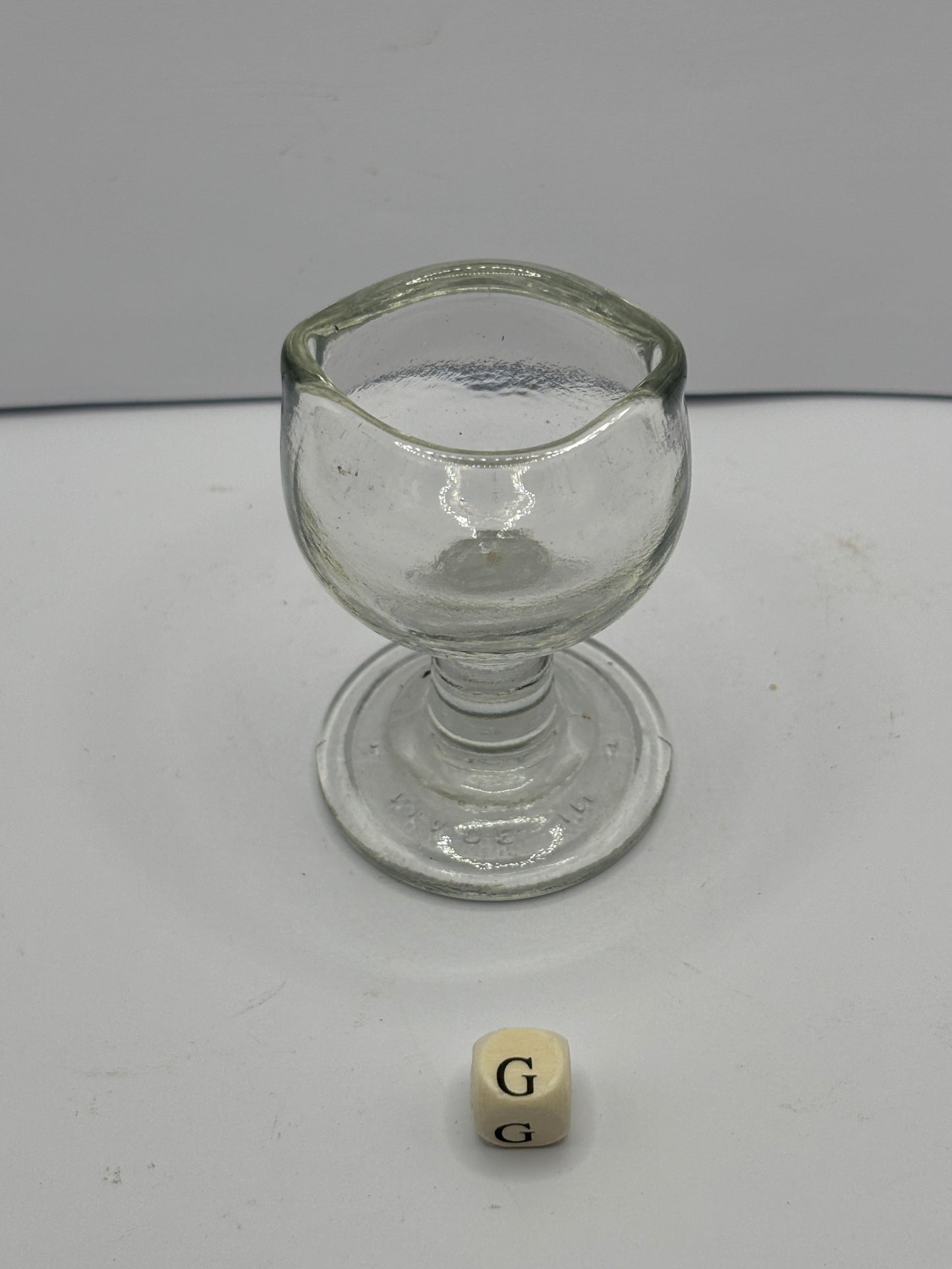 Clear glass eye bath (G)