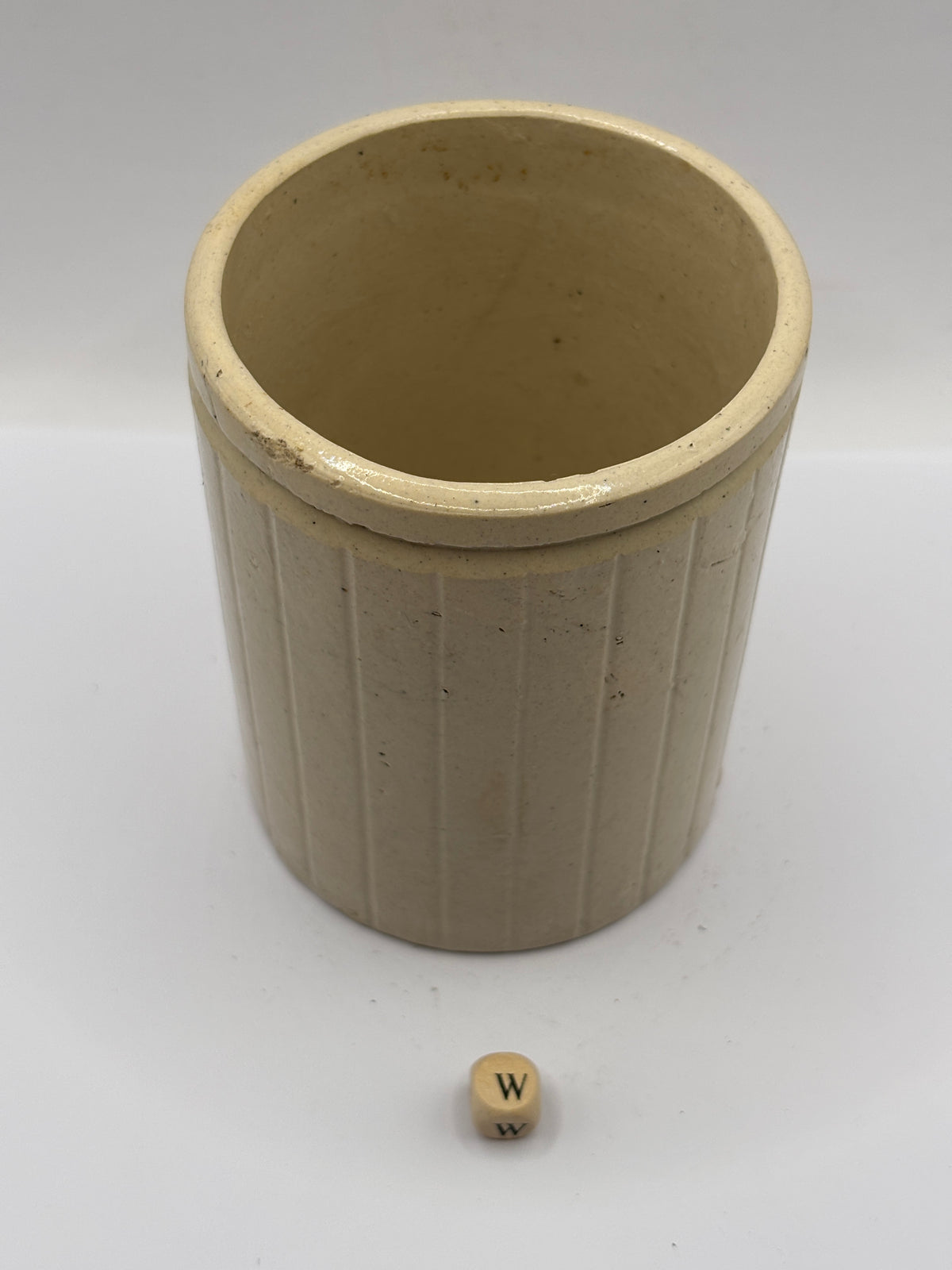 Old 1lb ribbed Hartleys stoneware jam pot (w)