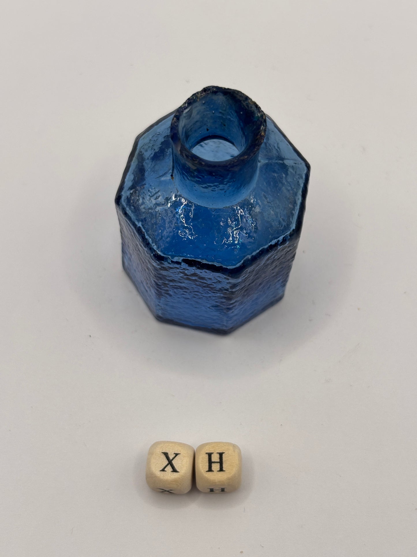 Old blue glass ink bottle, inkwell, penny ink (XH)