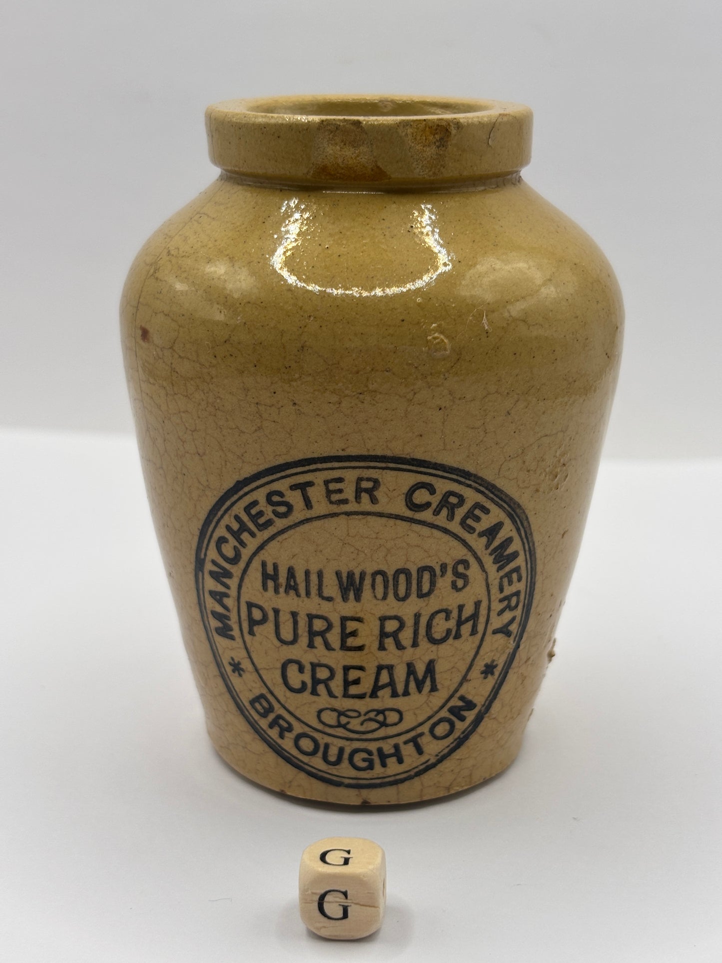 Old Manchester advertising cream pot, Hailwoods rich cream. Chipped (G)