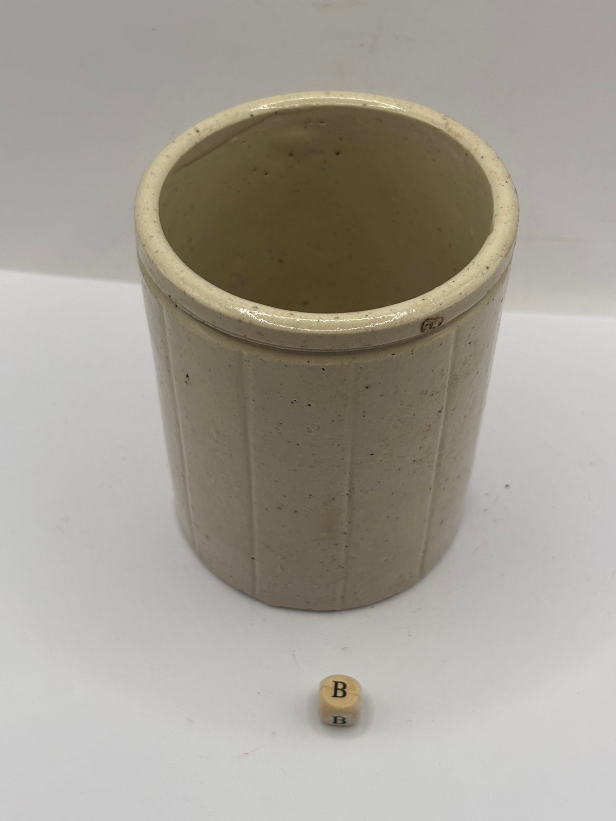 Old 1lb ribbed stoneware jam pot (B)