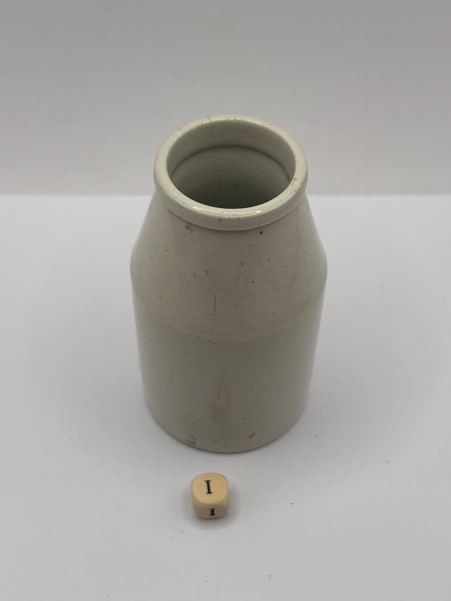 Old white stoneware jar, creamer, churn (i)